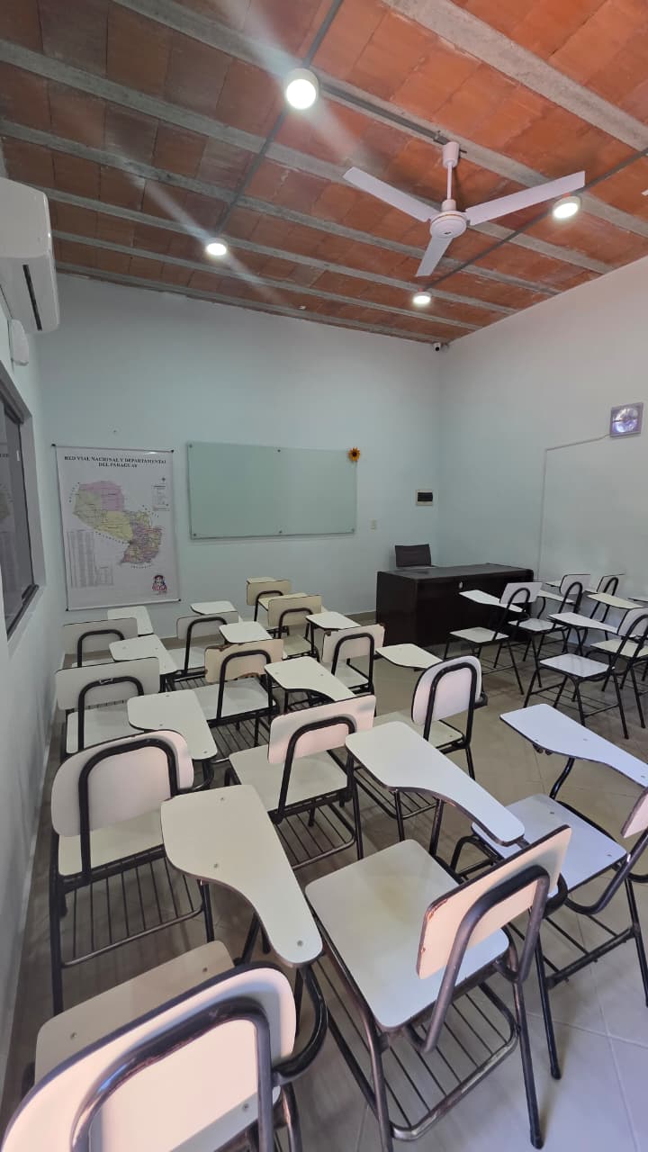 Aula con pizarra del Cursillo Santa Rosa de Lima